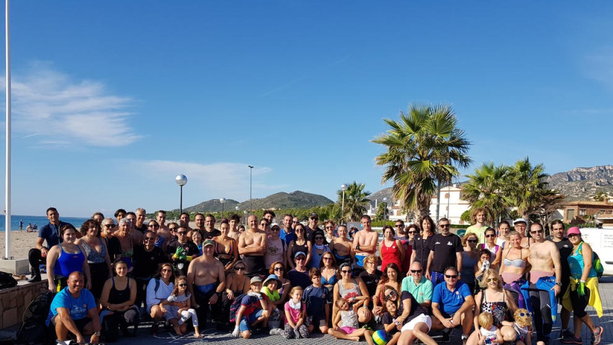 Fotografía de familia de los participantes en la acción de limpieza en las playas de l'Hospitalet.