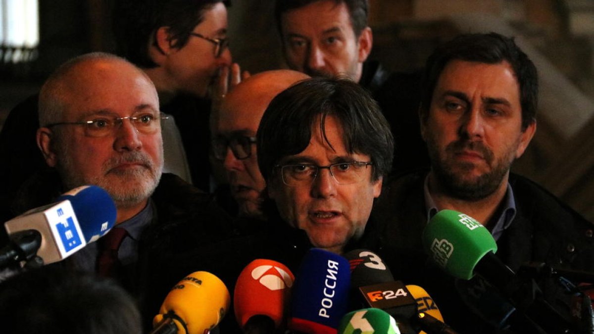 Carles Puigdemont, Toni Comín i Lluís Puig després de comparèixer davant la justícia belga a la Chambre du Conseil.