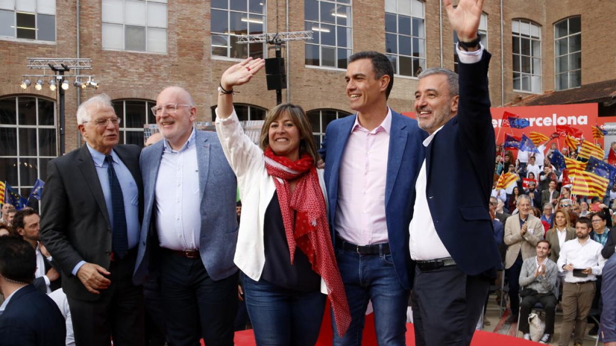 Jaume Collboni, Pedro Sánchez, Josep Borrell, Frans Timmermans, Núria Marín saludant l'acte del PSC el 23 de maig del 2019.