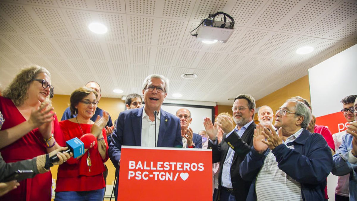 Josep Fèlix Ballesteros dirigint-se als militants i simpatitzants que van acudir a la seu del PSC a Ramón y Cajal.