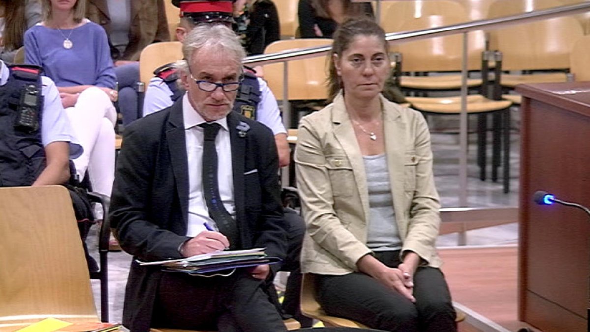 Imatge dels pares de la Nadia, asseguts al banc dels acusats a l'Audiència de Lleida.