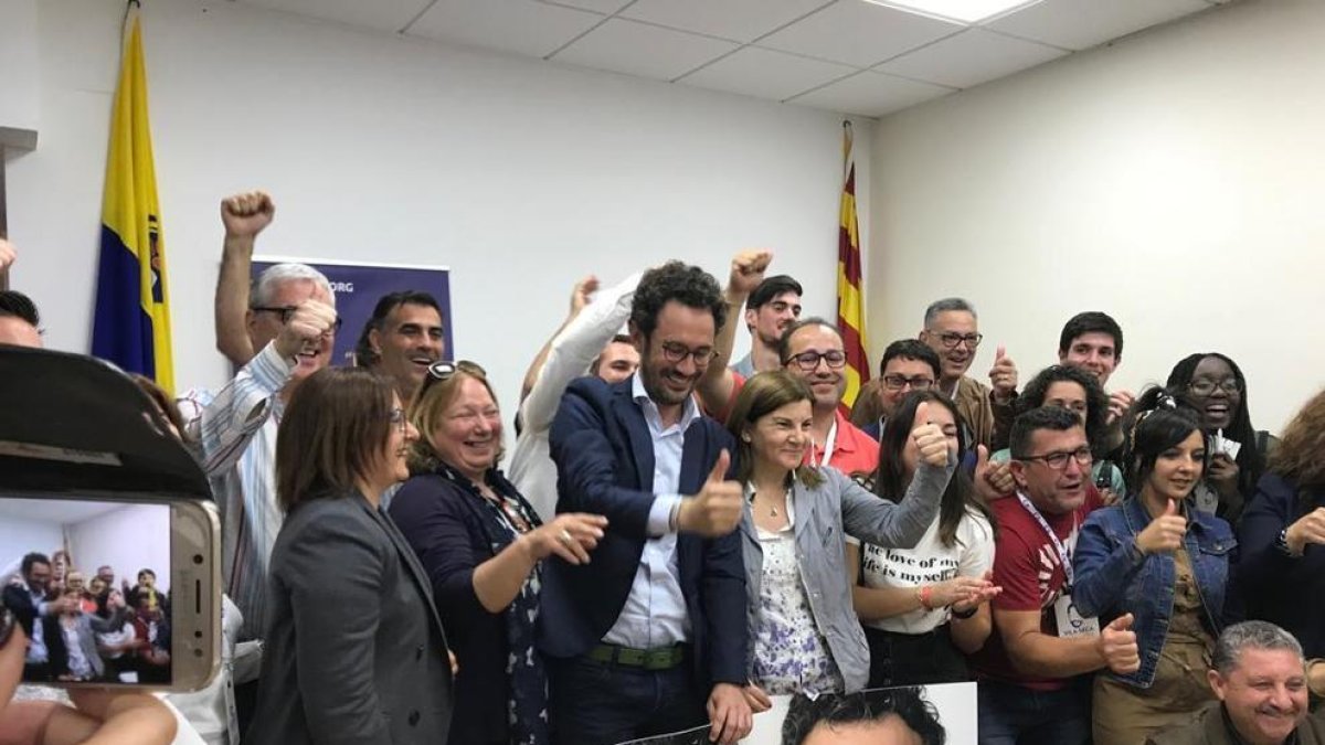 Pere Segura dirigiéndose al público durante la noche electoral en la sede del partido.