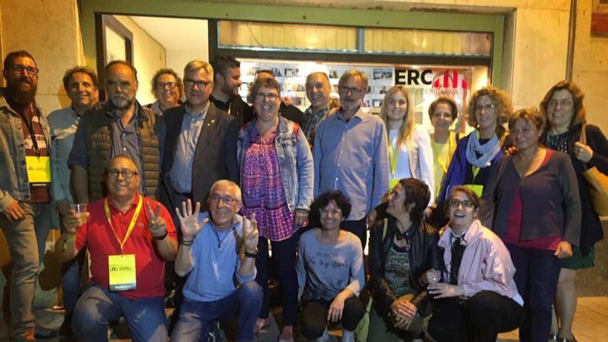 El equipo de ERC de Torredembarra ante su sede después de la victoria en las elecciones municipales.