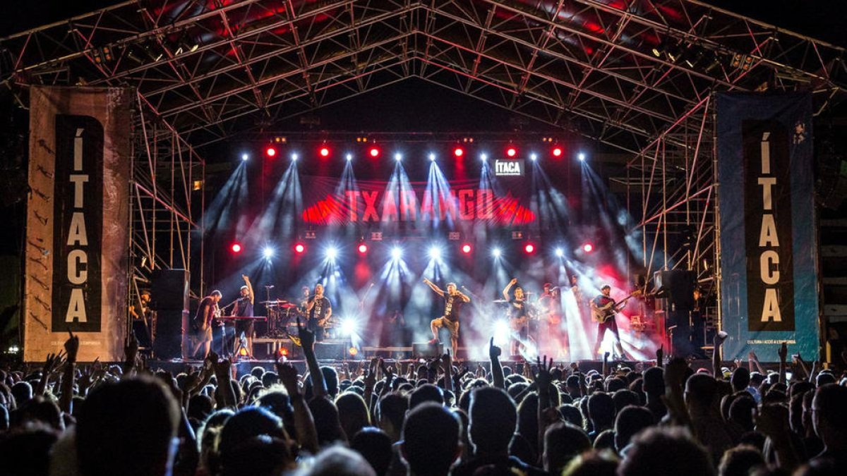 Pla general del públic ballant durant el concert de Txarango aquest divendres 22 de juny de 2018.