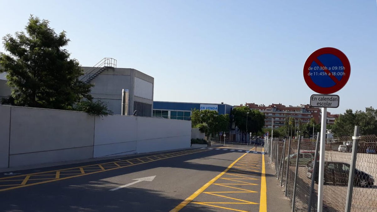 Imatge de la zona d'aparcament per als pares dels alumnes del Pi del Burgar.