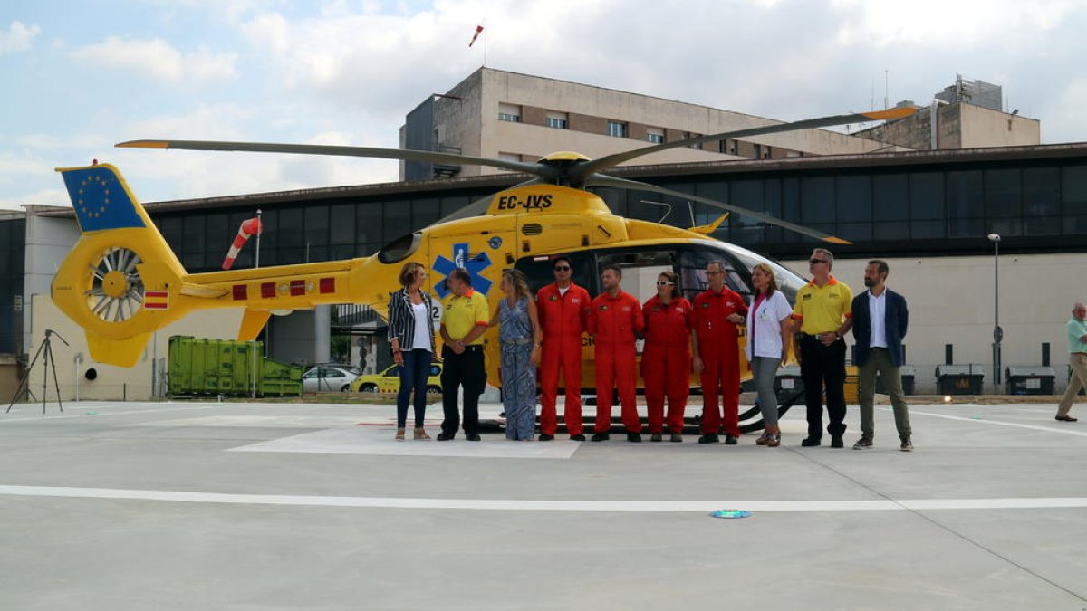 Pla general de l'helicòpter del SEM davant de l'Hospital de Tortosa.