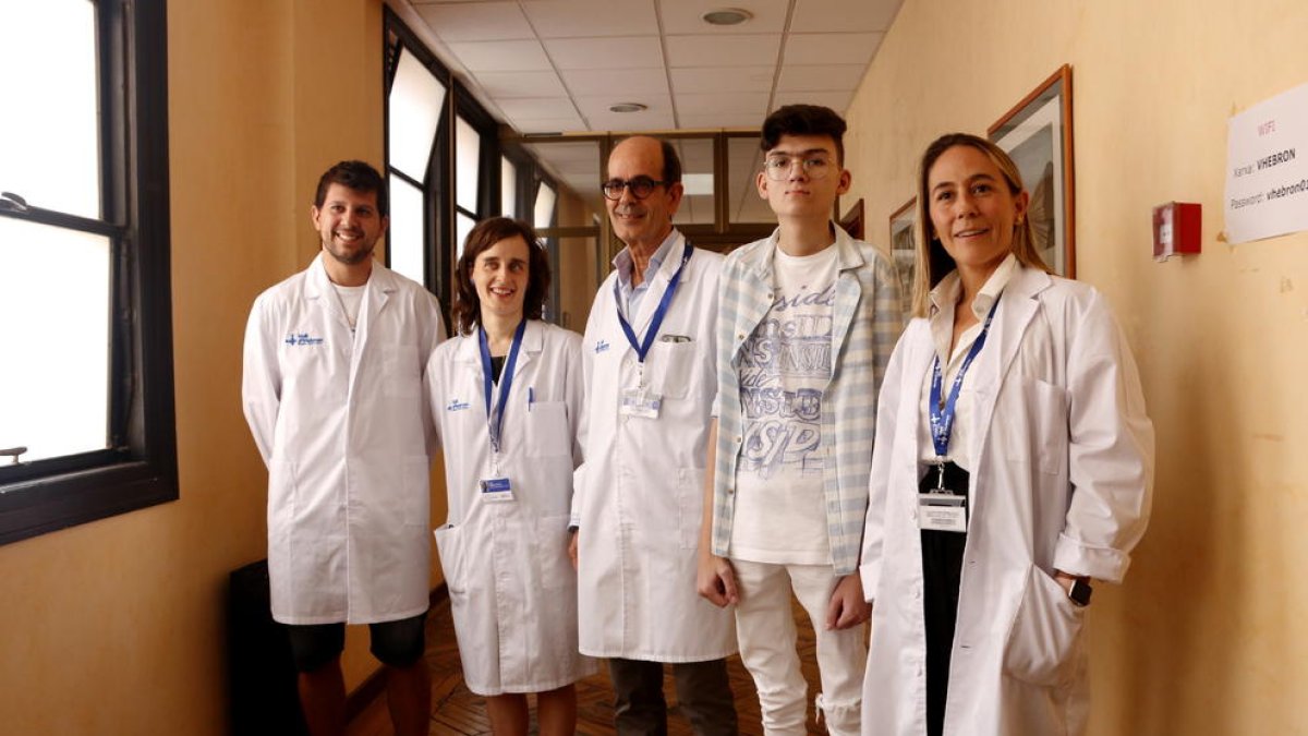El pacient amb la malaltia de MNGIE trasplantat de fetge Niki amb els doctors Ferran Vila, Isabel Campos, Ramon Charco i Carolina Malagelada.