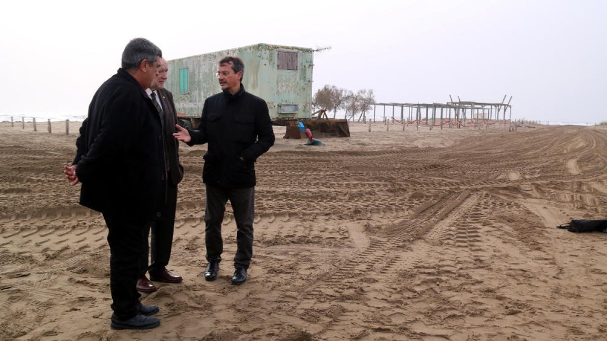 El subdelegat del govern espanyol a Tarragona, el cap provincial de Costa i l'alcalde de Sant Jaume d'Enveja, durant la visita d'obres a la platja del Migjorn.