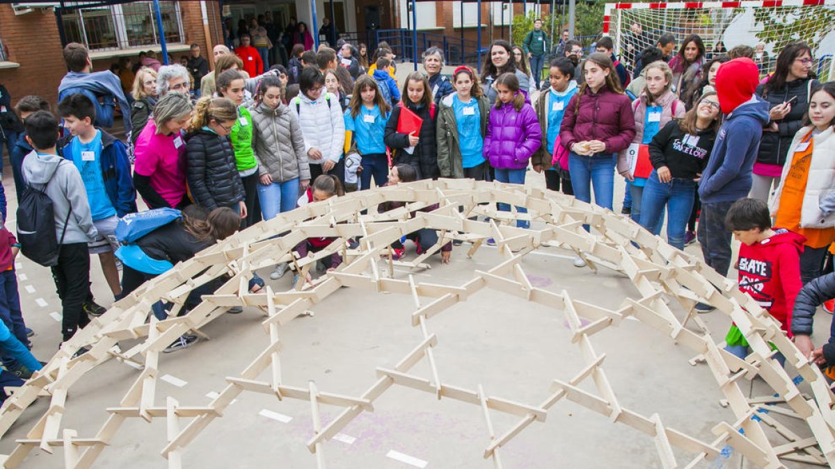 Alumnos participantes a las pruebas realizando una cúpula de Leonardo da Vinci.