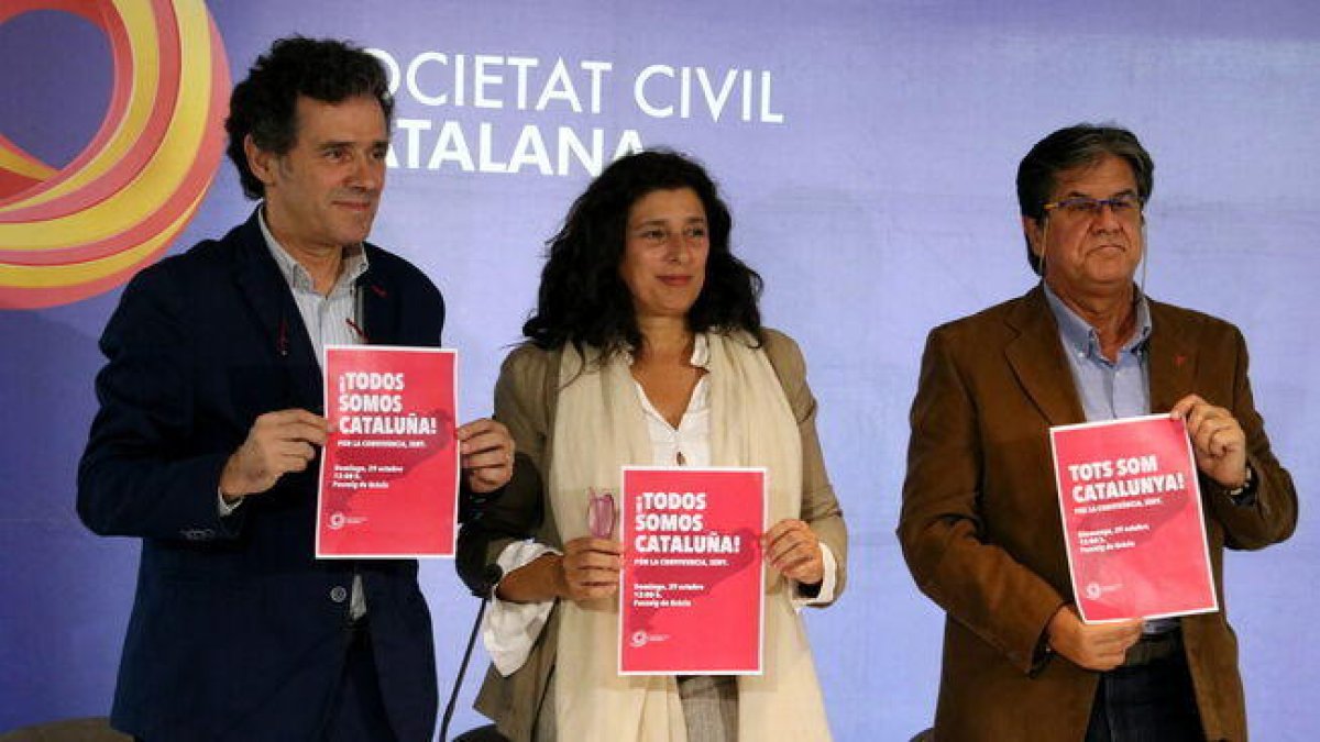El vicepresidente de Societat Civil Catalana Xavier Marín (derecha) junto con otros cargos de la entidad.
