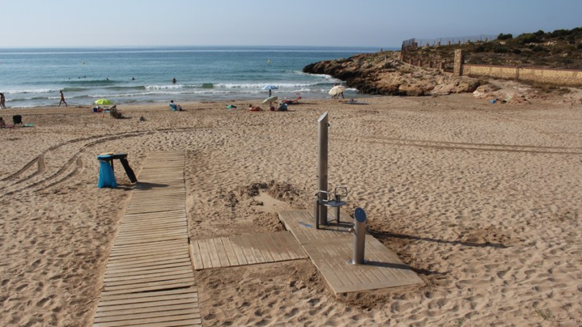 Una de las duchas de la playa de la Savinosa, adaptada a personas con problemas de movilidad.