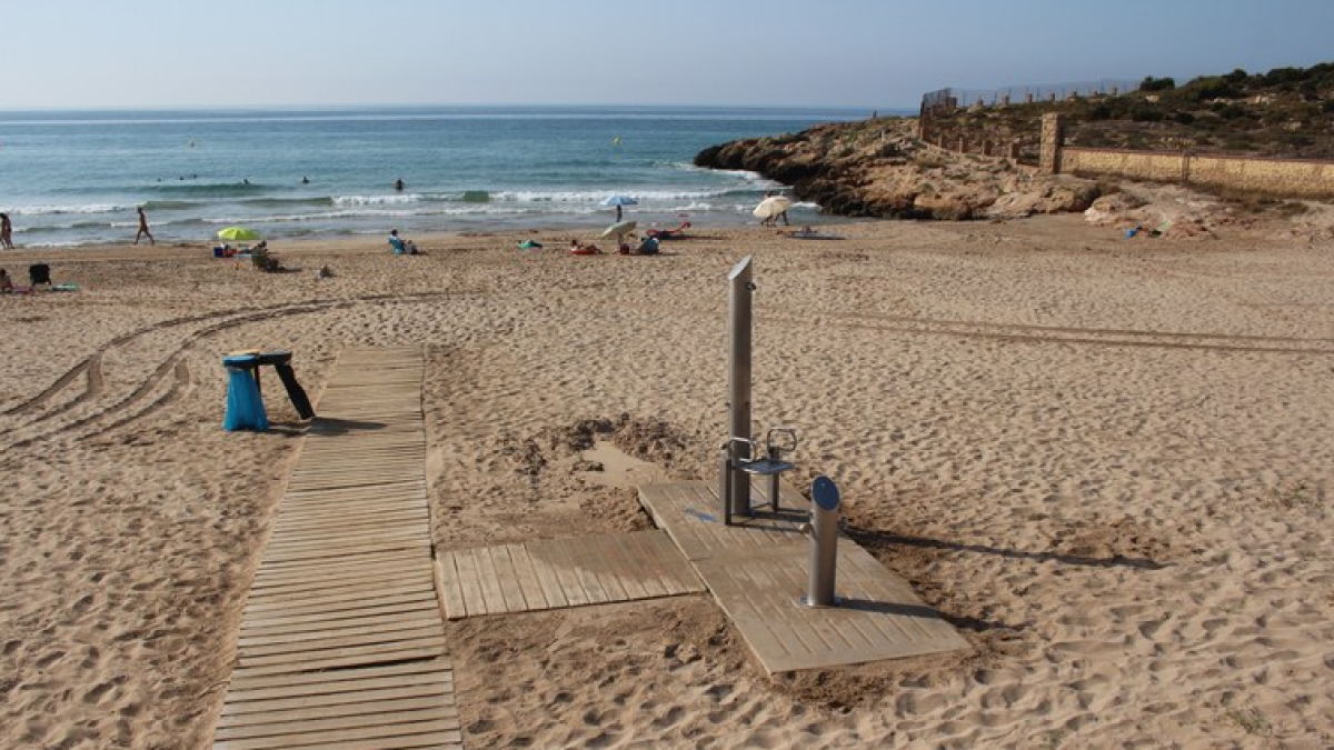 Una de les dutxes de la platja de la Savinosa, adaptada a persones amb problemes de mobilitat.