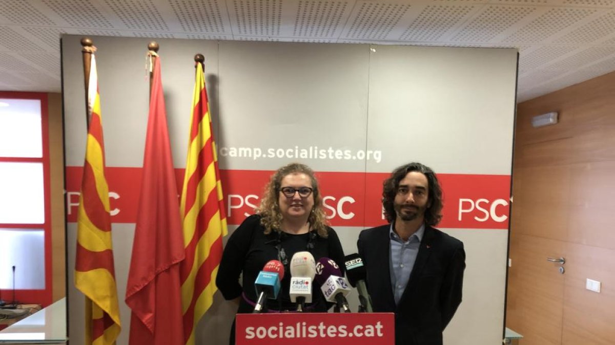 Imagen de Sandra Ramos y Carles Castillo en la rueda de prensa de ayer en la sede del PSC en Tarragona.
