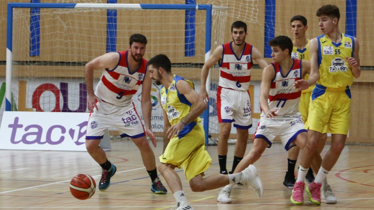 Una imatge del derbi entre el Salou i el Valls, que va caure del cantó local aquest passat diumenge.