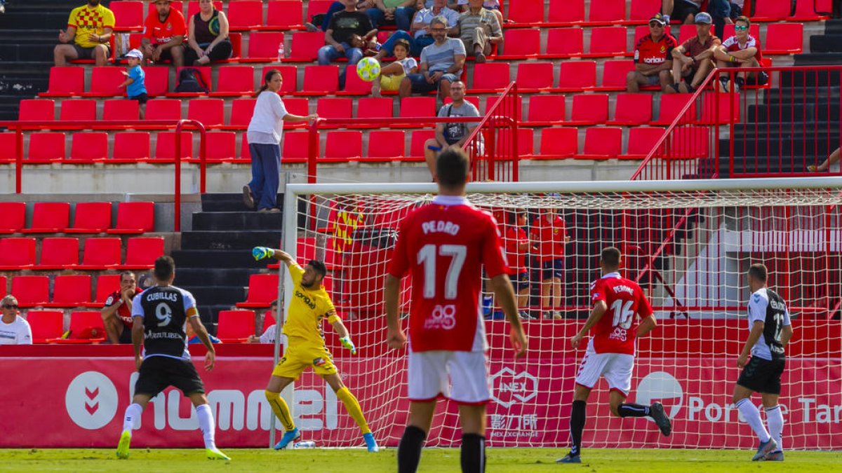 El Nàstic defensa una acció ofensiva del Castellón durant el darrer duel disputat al Nou Estadi.