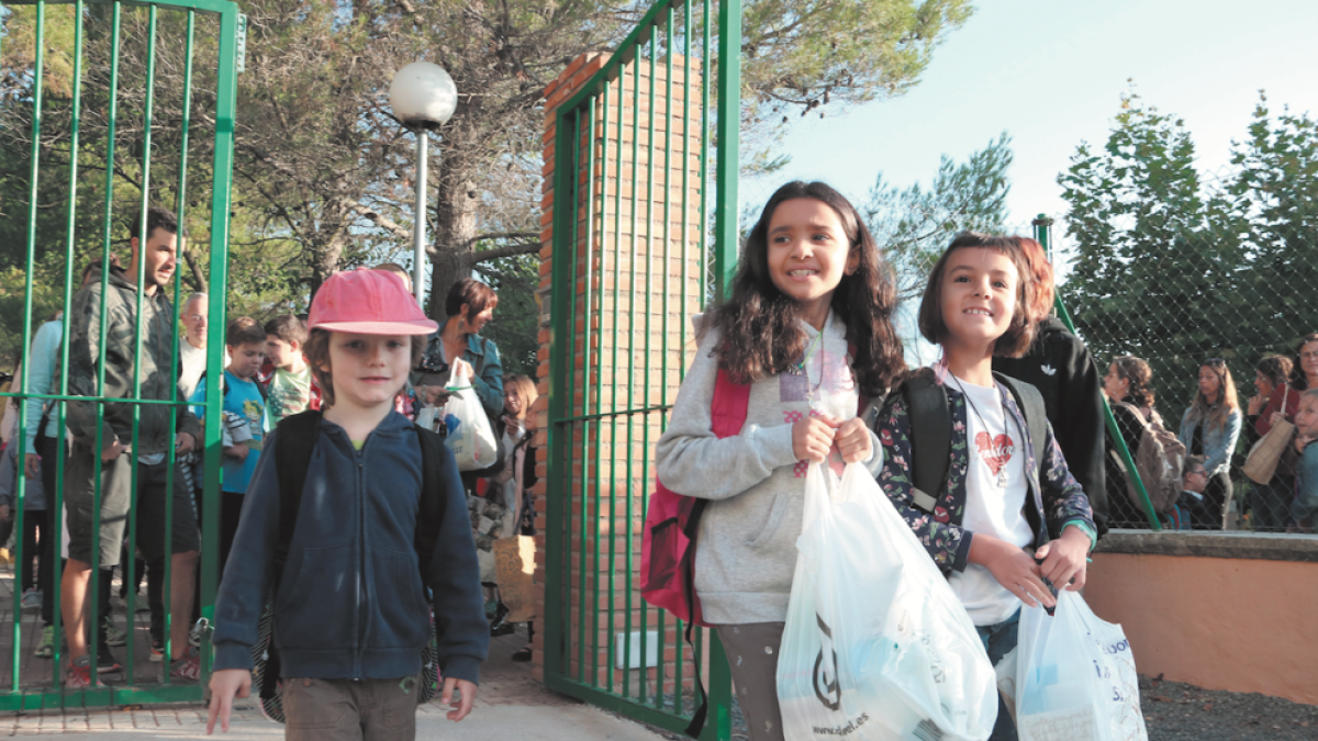 Alumnos de la escuela de Cornudella de Montsant. Imagen de archivo.