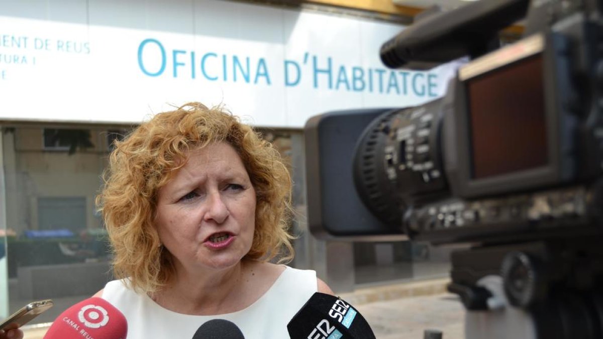 La concejala de vivienda del Ayuntamiento de Reus, Teresa Pallarès, atendiendo a los medios de comunicación.
