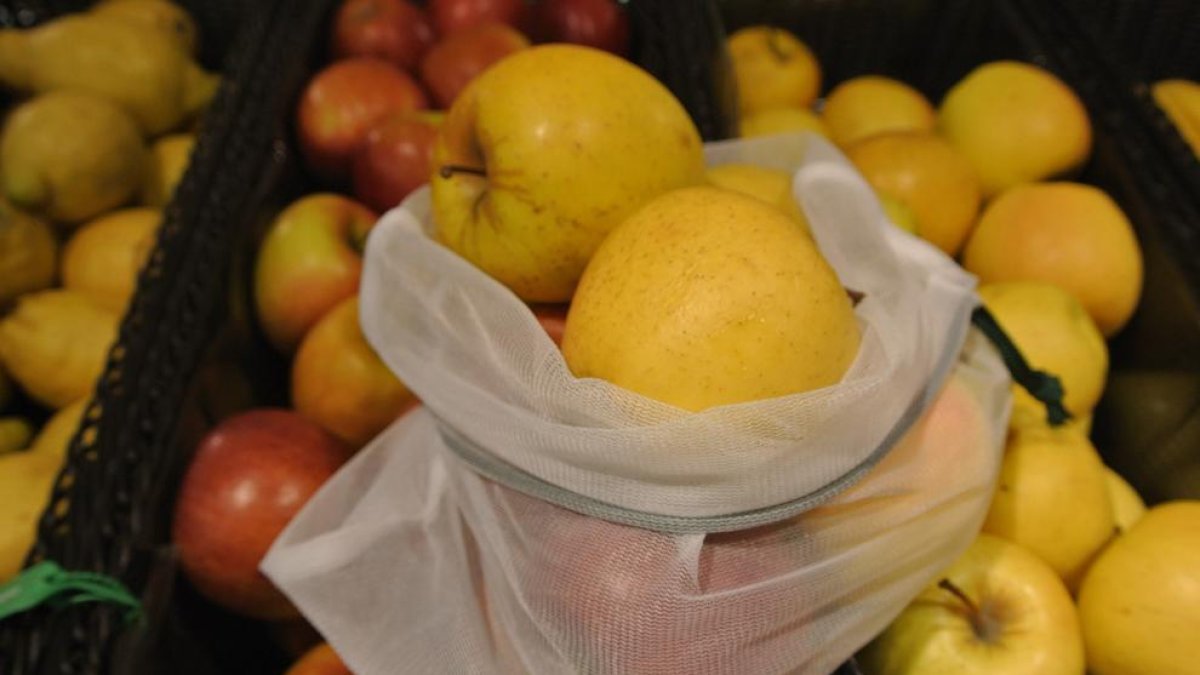 La bossa de malla es pot utilitzar per comprar fruites i verdures a granel.