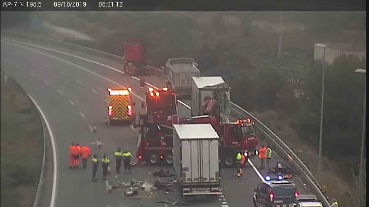 Imatge de l'accident mortal, produït pel xoc de dos camions quan feien cua per un altre camió bolcat a l'AP-7 a Vilafranca del Penedès.