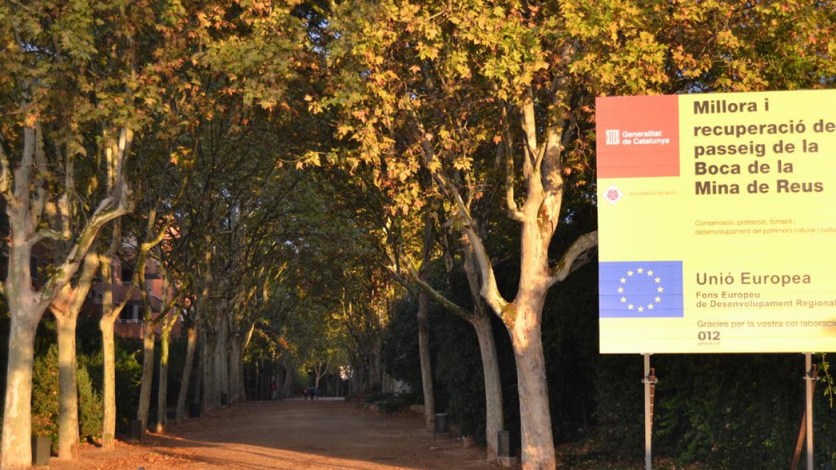 Cartel inicio obras de mejora y recuperación del paseo de la Boca de la Mina.