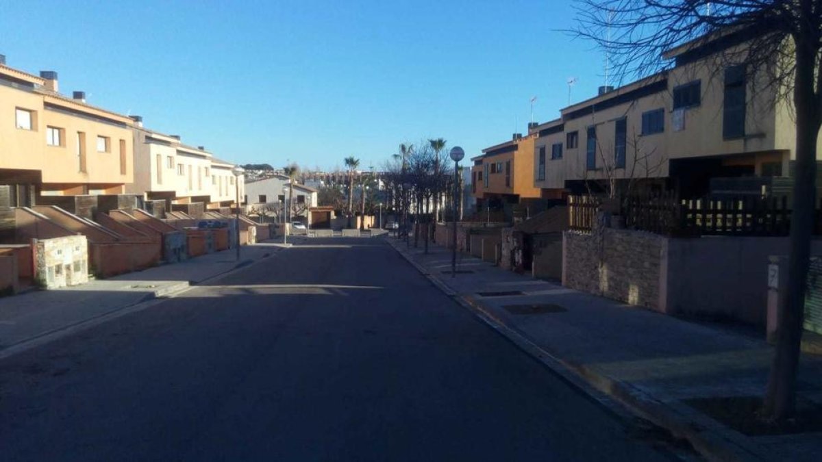 El carrer dels Catúfols, amb els immobles ocupats, tallat aquesta setmana per l'Ajuntament.