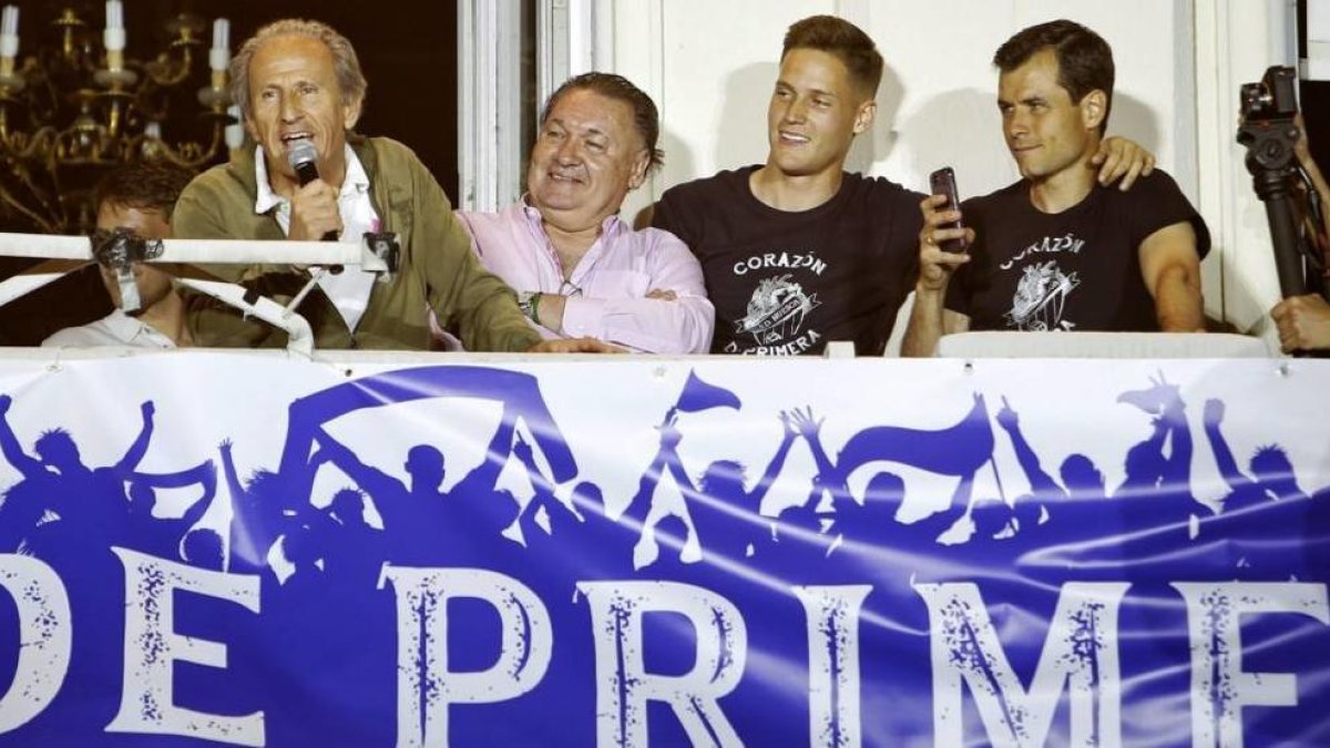 Petón, a la izquierda de la imagen, celebrando el ascenso del Huesca a Primera División.