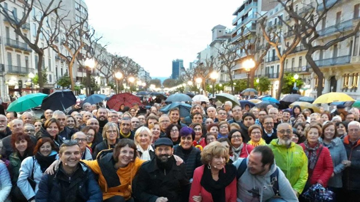 Marcel Mauri, al centre, amb els participants al debat de la campanya Judici a la Democràcia que es va fer a Tarragona.