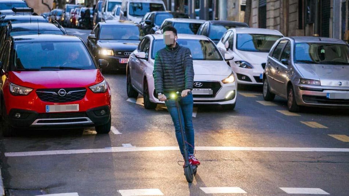 Un usuario de un patinete eléctrico por una calle de Tarragona.