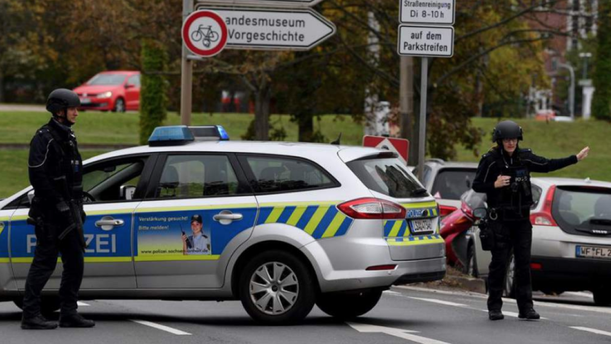 La policia vigila l'escena del tiroteig a Halle.