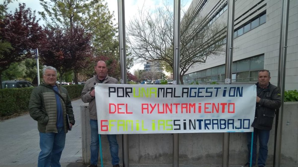Los afectados, en las puertas del Ayuntamiento de Salou.