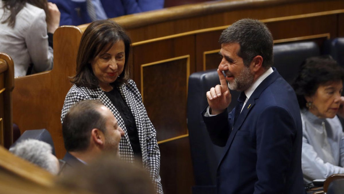 El diputat de JxCat Jordi Sànchez amb la ministra de Defensa Margarita Robles el 21 de maig del 2019 al Congrés dels Diputats.