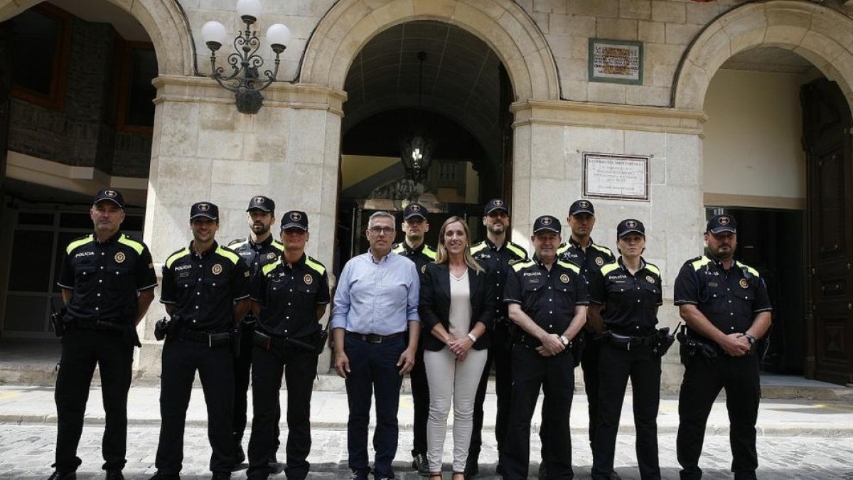 La alcaldesa de Valls, Dolors Farré, ha dado la bienvenida a los nuevos agentes, en un acto en lo que también han participado el concejal de Seguridad Ciudadana y Protección Civil, Enric Garcia, y el subinspector de la Policía, Carles Serra.