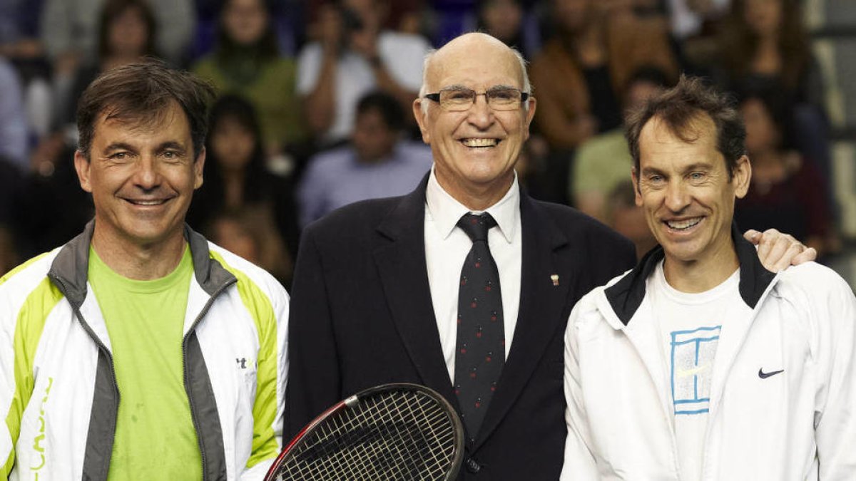 Andrés Gimeno en el medio junto con Emilio Sánchez Vicario y Jordi Arrese, en su homenaje en 2011 en Barcelona.