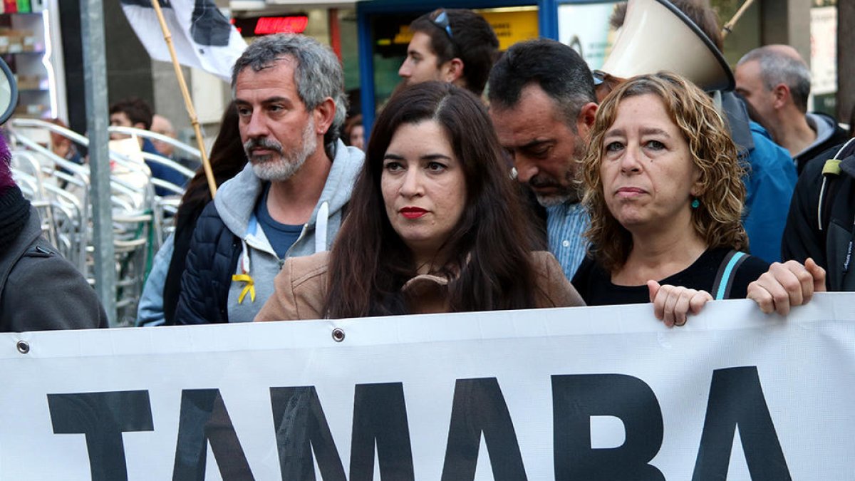 Imagen de archivo de Tamara Carrasco y la madre de Adrià Carrasco en la cabecera de una manifestación.
