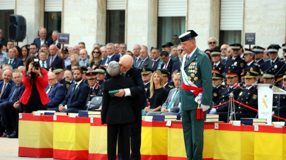 Imatge de la vídua de Martínez Sunyer rebent la condecoració.