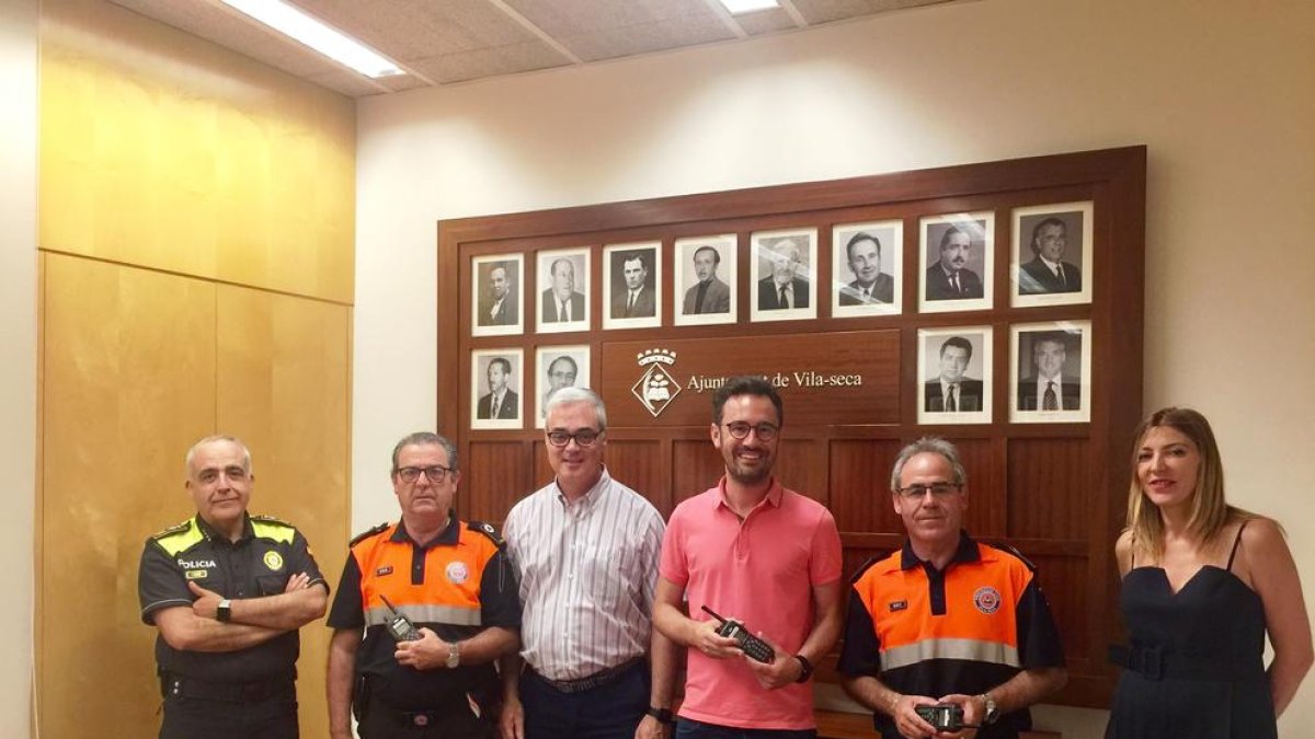 Imagen del acto de entrega de las nuevas emisoras a los voluntarios de Protección Civil de Vila-seca.