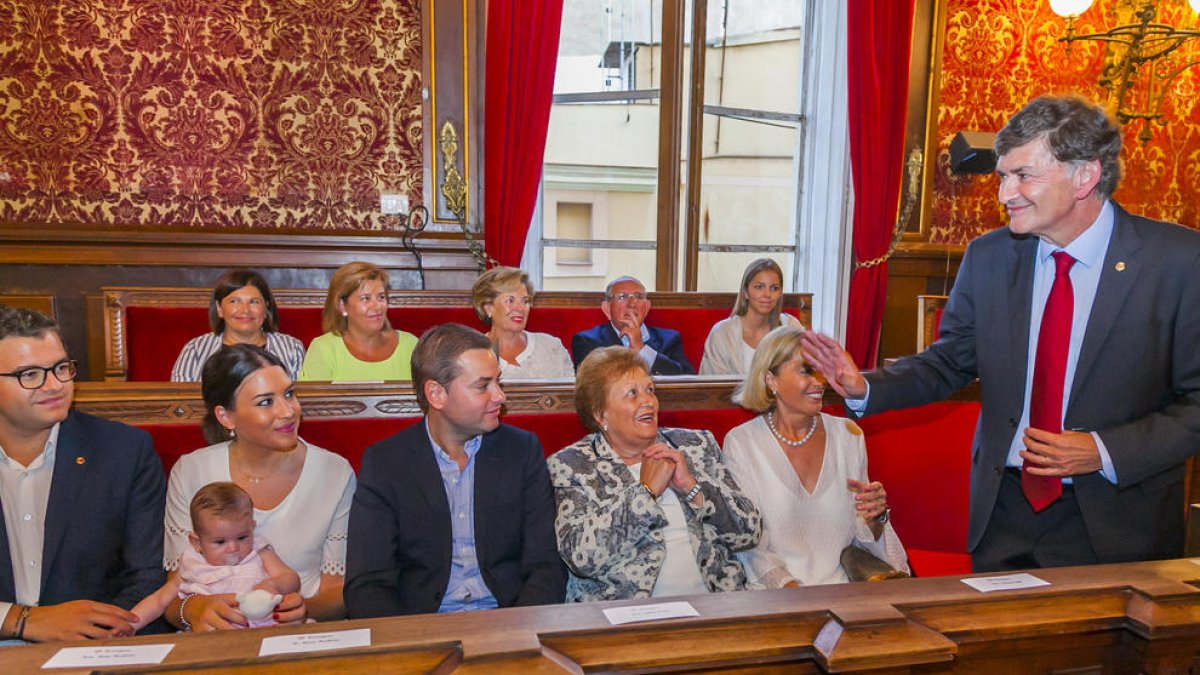 Josep Maria Andreu, al Saló de Plens de l'Ajuntament de Tarragona, acompanyat de la seva família.