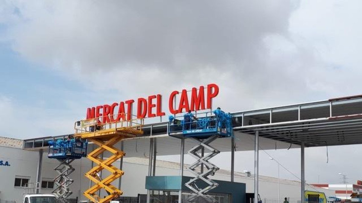 Imagen de las obras de acceso al Mercat del Camp.