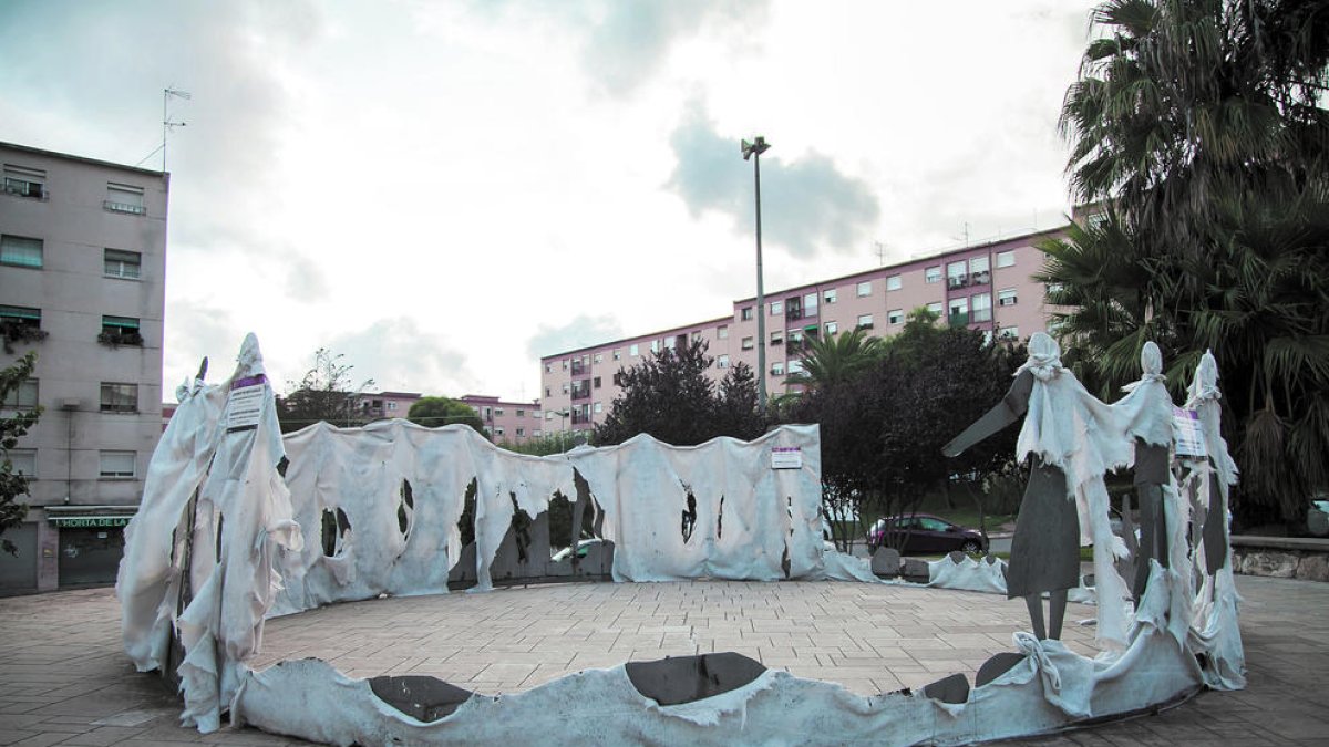 Monumento de la plaza de la Sardana, de 1973, que todavía no se ha arreglado.