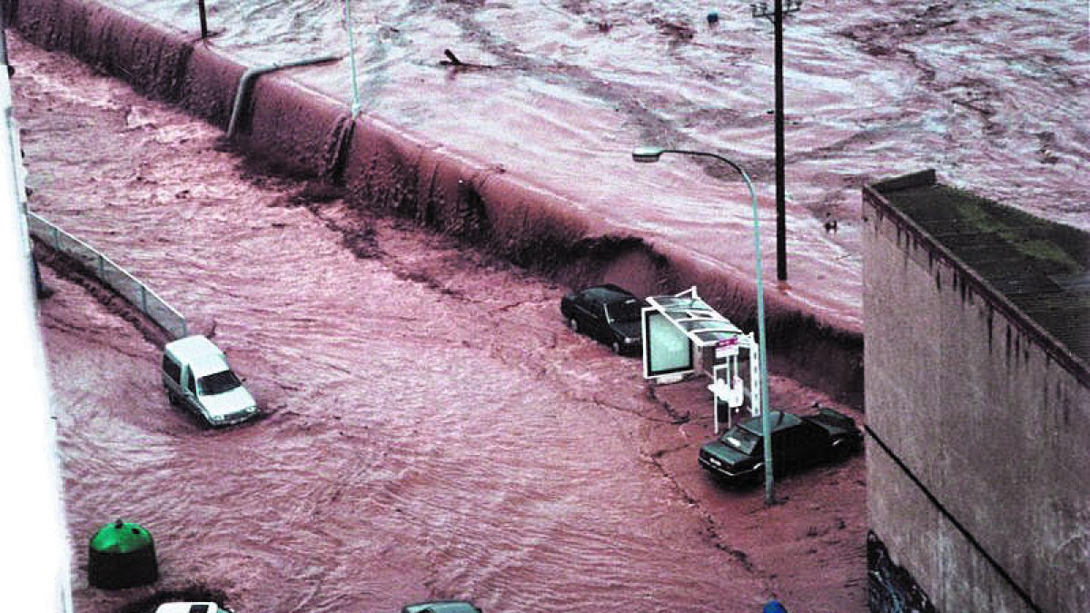 La gran cantidad de agua superó el muro que delimitaba el río y el espacio urbano, inundando las calles de Residencial Palau.