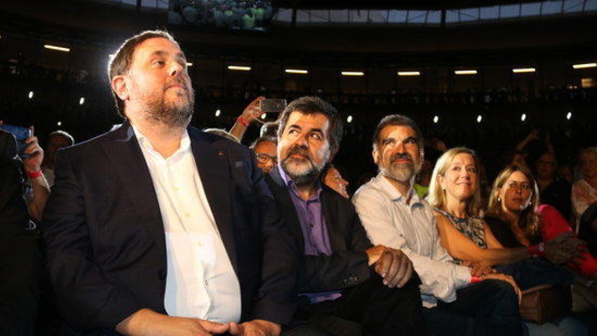 Imagen de archivo de Junqueras con Jordi Sànchez, Jordi Cuixart y Neus Lloveras en el acto unitario de inicio de campaña para el referéndum.