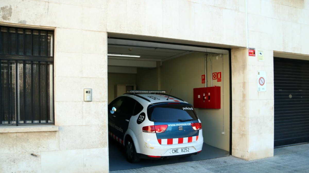 Pla general del vehicle de Mossos d'Esquadra que custodia els pares del nadó d'un mes ingressat a l'Hospital Joan XXIII de Tarragona, en la seva arribada a l'Audiència, on han passat a disposició judicial. Imatge del 16 de febrer del 2019 (Horitzontal).