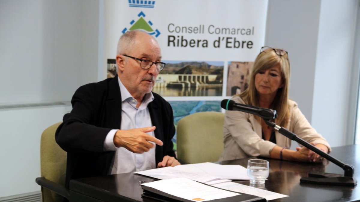 Plano medio del Síndic de Greuges, Rafel Ribó, y la presidenta del Consell Comarcal de la Ribera d'Ebre, Gemma Carim, en la reunión sobre los planes PENTA.