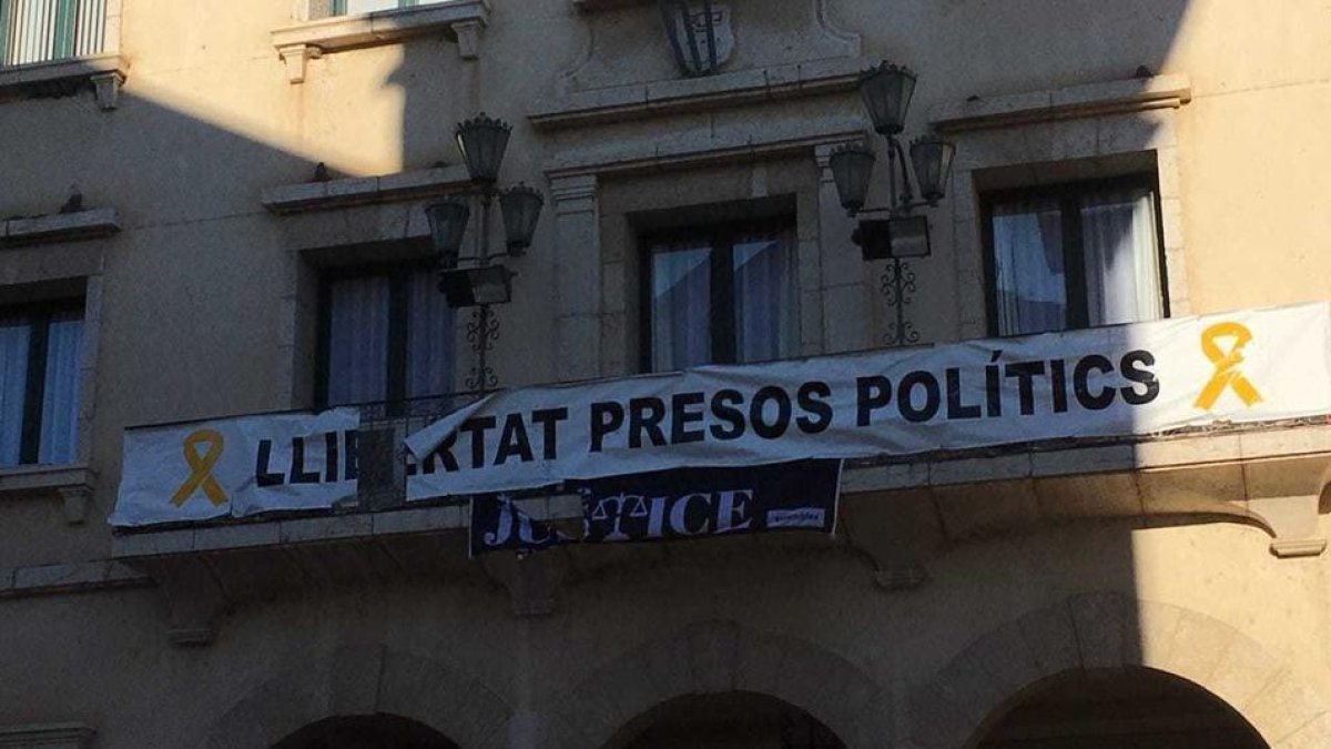 Imagen de dos pancarta roturas en la fachada del Ayuntamiento de Amposta.
