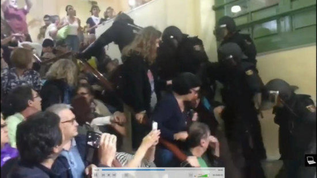Imagen de la actuación policial en la escalera del Institut Pau Claris de Barcelona, proyectada en el Tribunal Supremo a petición de la defensa de Oriol Junqueras y Raül Romeva.