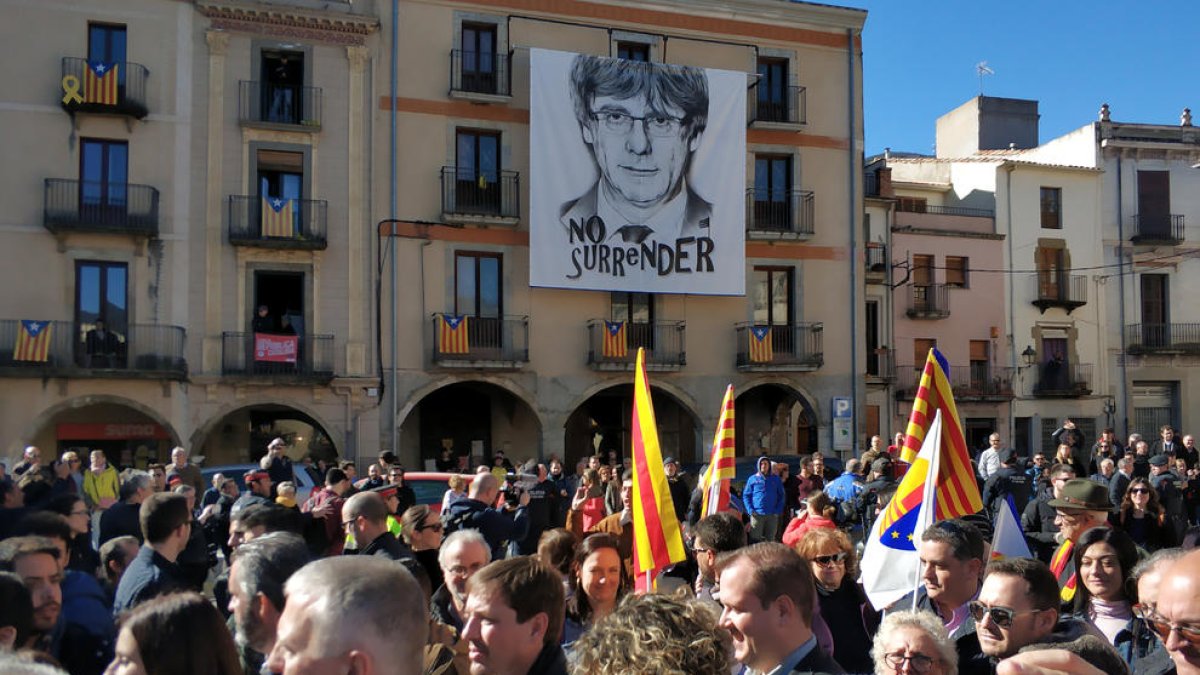La Plaça de la Vila amb una pancarta de Puigdemont aquest dissabte.