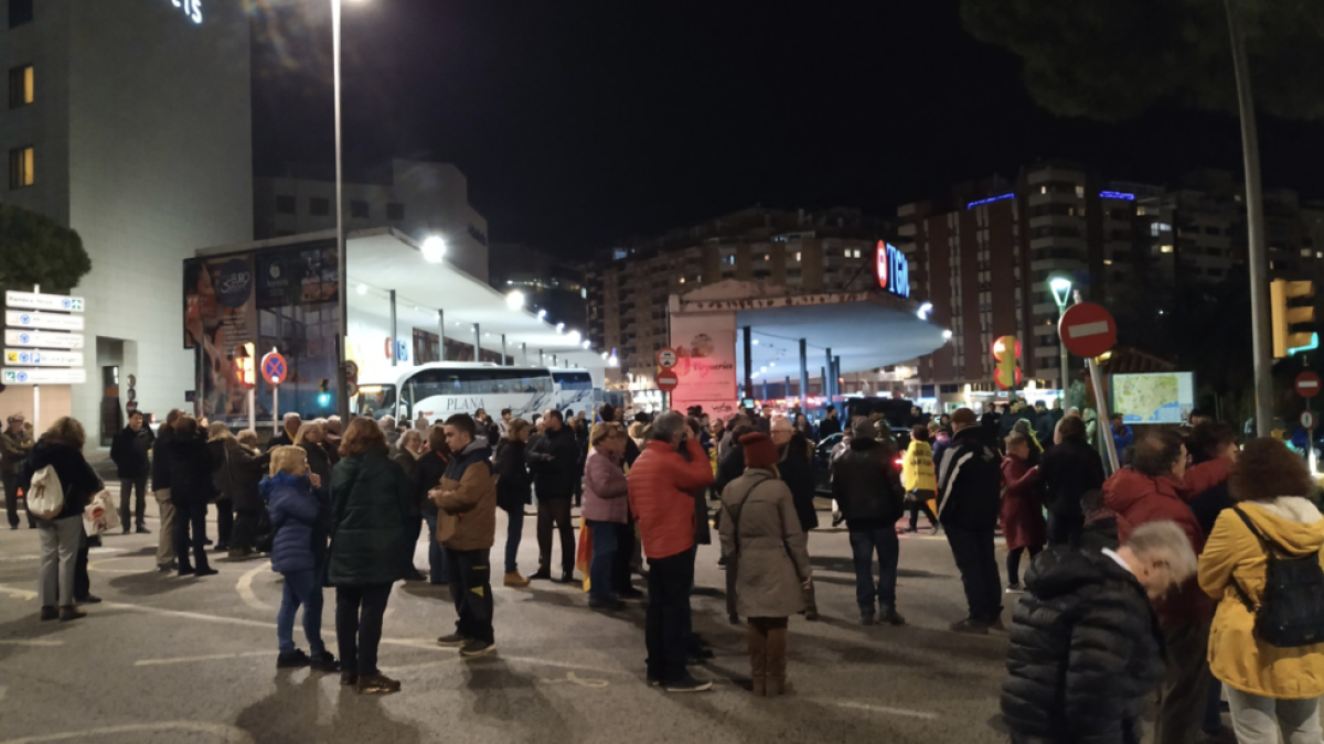 Imatge dels manifestants tallant l'Avinguda Roma