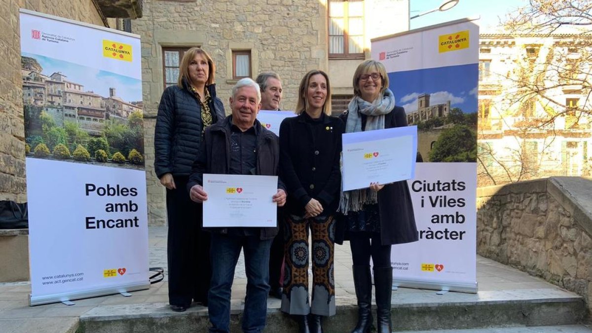 Miembros del ayuntamiento de Prades recibiendo la distinción de 'Pueblos con Encanto'