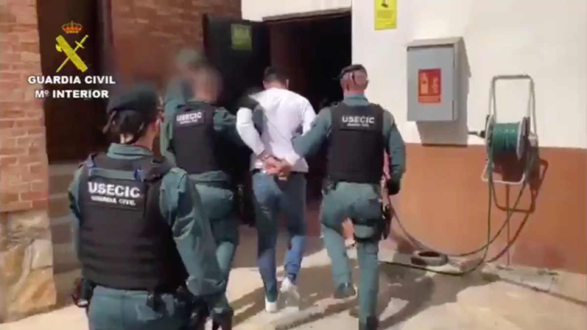 Imagen del detenido acompañado de agentes de la Guardia Civil.