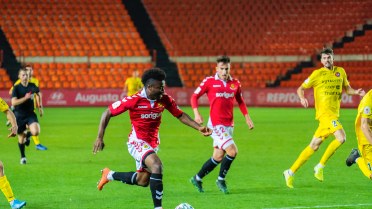 Thomas Amang conduint la pilota just abans de disparar per marcar el seu primer gol de la nit.